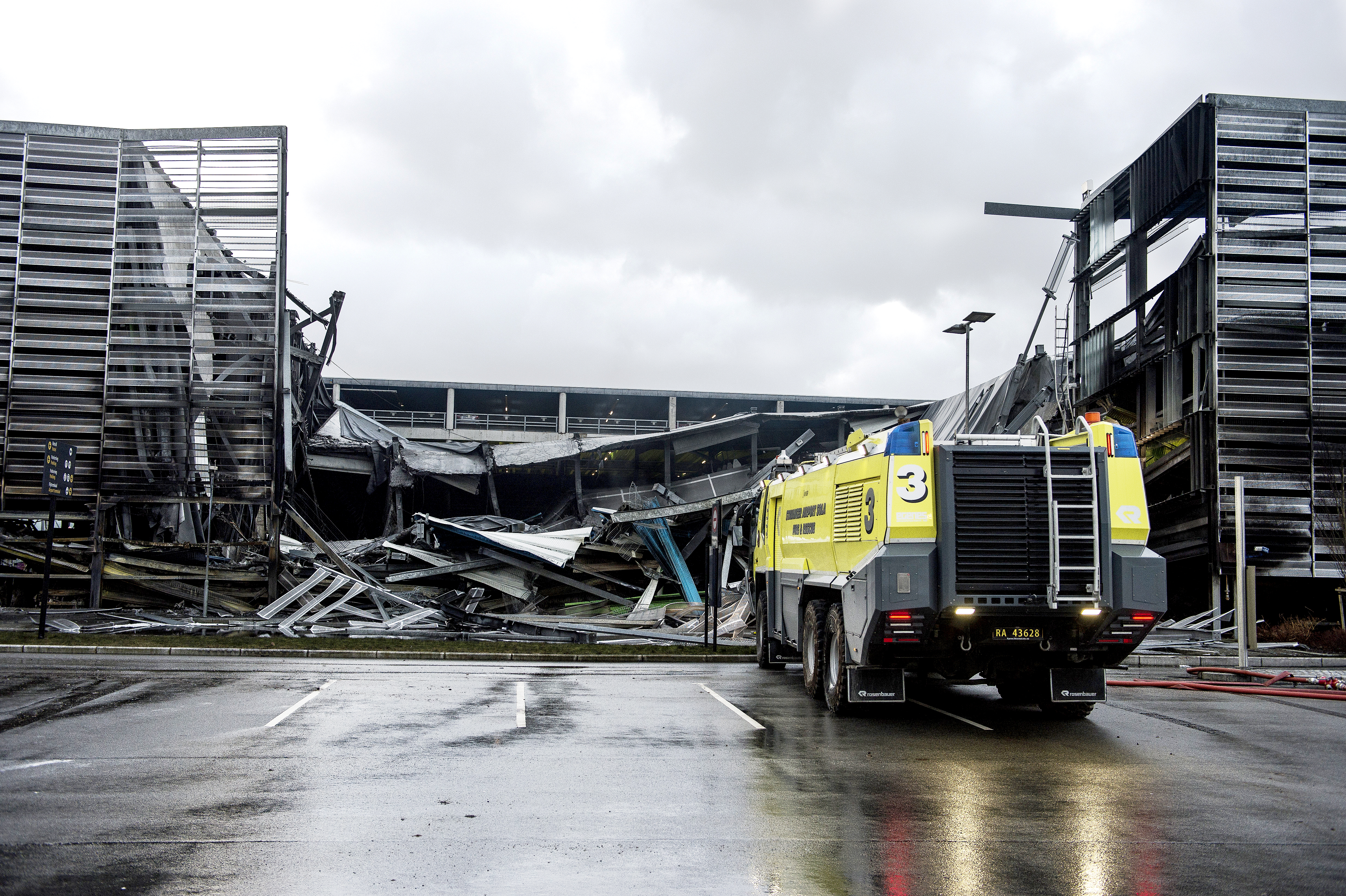 I Stavanger kollapsede et parkeringshus i ubeskyttet stål delvist i marts 2020, efter at en brand spredte sig til mere end 400 biler (foto: Carina Johansen/NTB/Ritzau Scanpix).